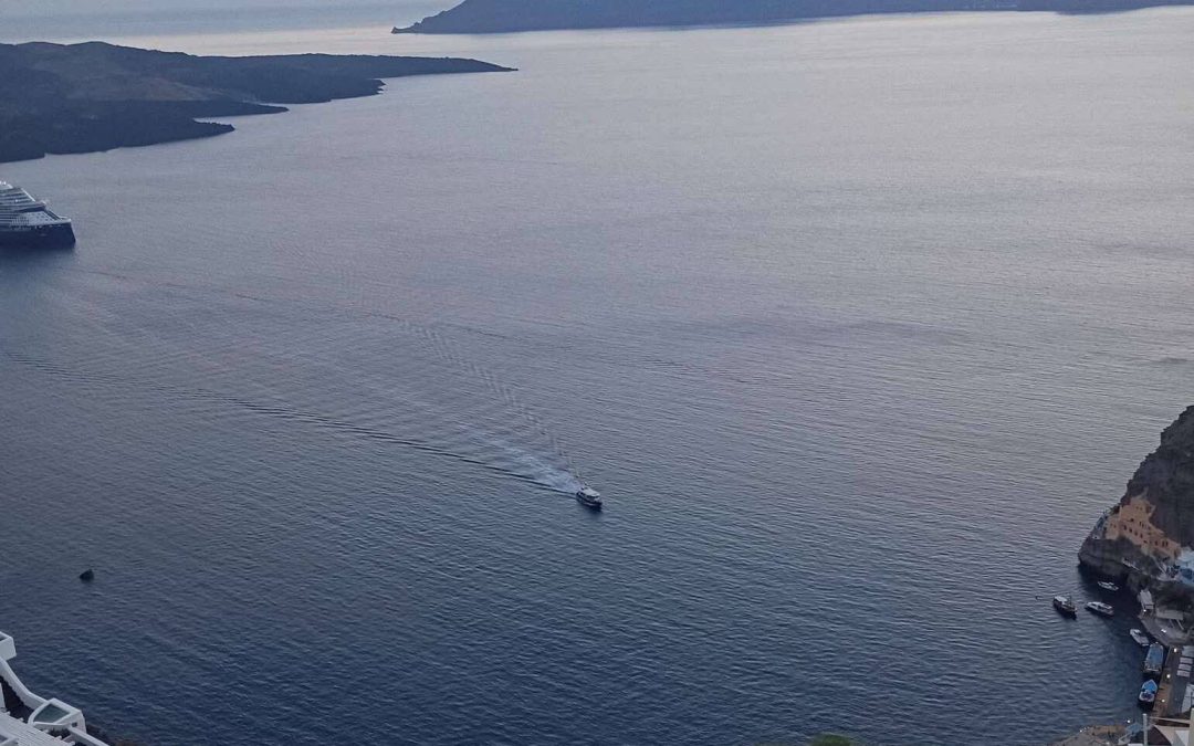 Σαντορίνη: Το νησί που άδειασε πριν το καλοκαίρι – Τυχαίο ή στοχευμένο σχέδιο;