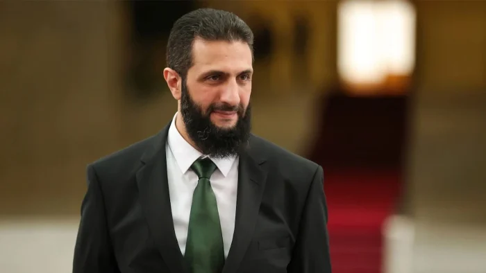 Από Επικηρυγμένος Τρομοκράτης σε Ευρωπαίο Συνομιλητή: Η Αντιφατική Πορεία του Άχμαντ αλ-Σαράα