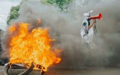 Δεν καίγεται η Δημοκρατία – Καίγονται οι αξίες όταν σωπαίνουμε