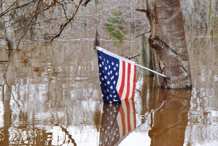 Καταστροφικές Πλημμύρες στις ΗΠΑ – Ο Νότος Πνίγεται, Ο Κόσμος Θρηνεί, και τα Ερωτήματα Πληθαίνουν Καταστροφικές Πλημμύρες στις ΗΠΑ – Ο Νότος Πνίγεται, Ο Κόσμος Θρηνεί, και τα Ερωτήματα Πληθαίνουν
