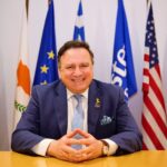 Ένας Έλληνας που τιμά με τη δράση του την πατρίδα, χωρίς αξιώματα, αλλά με αληθινή δύναμη ψυχής και λόγου - O  Οικουμενικός Έλληνας που μετατρέπει την ιστορία σε διπλωματία»
