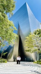 12. The two pianists in the surroundings of the Walt Disney Concert Hall