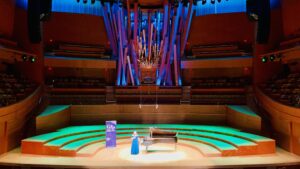 6. Η Εβελίνα στη διάσημη σκηνή του Walt Disney Concert Hall 1