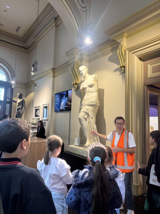 Ένα ταξίδι στον κόσμο της αρχαιότητας για τους μαθητές της παροικίας μας Ένα ταξίδι στον κόσμο της αρχαιότητας για τους μαθητές της παροικίας μας