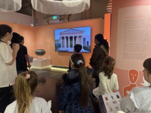 Ένα ταξίδι στον κόσμο της αρχαιότητας για τους μαθητές της παροικίας μας 3 IMG 1563