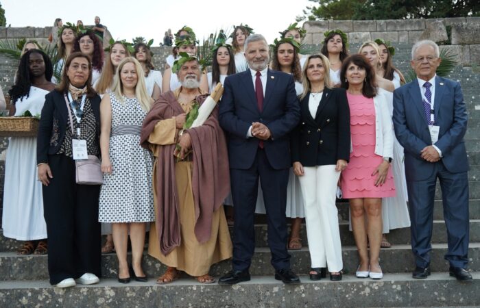 &Eta; &Epsilon;&lambda;&lambda;ά&delta;&alpha; &sigma;&tau;&omicron; &Epsilon;&pi;ί&kappa;&epsilon;&nu;&tau;&rho;&omicron; &tau;&eta;&sigmaf; &Pi;&alpha;&gamma;&kappa;ό&sigma;&mu;&iota;&alpha;&sigmaf; &Iota;&alpha;&tau;&rho;&iota;&kappa;ή&sigmaf; &Kappa;&omicron;&iota;&nu;ό&tau;&eta;&tau;&alpha;&sigmaf; &mu;&epsilon; &tau;&eta;&nu; Έ&nu;&alpha;&rho;&xi;&eta; &tau;&eta;&sigmaf; &Iota;&pi;&pi;&omicron;&kappa;&rho;&alpha;&tau;&iota;&kappa;ή&sigmaf; &Epsilon;&beta;&delta;&omicron;&mu;ά&delta;&alpha;&sigmaf;