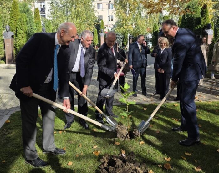 &Tau;&omicron; &pi;&alpha;&gamma;&kappa;ό&sigma;&mu;&iota;&omicron; &tau;&alpha;&xi;ί&delta;&iota; &tau;&eta;&sigmaf; &laquo;&Iota;&pi;&pi;&omicron;&kappa;&rho;&alpha;&tau;&iota;&kappa;ή&sigmaf; &iota;&delta;έ-&alpha;&sigmaf;&raquo;