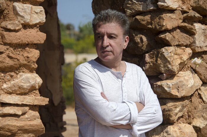 &Gamma;&iota;ώ&rho;&gamma;&omicron;&sigmaf; &Sigma;&tau;&alpha;&upsilon;&rho;&alpha;&kappa;ά&kappa;&eta;&sigmaf;: &Tau;&rho;&alpha;&gamma;&omicron;ύ&delta;&iota;&alpha; &pi;&omicron;&upsilon; &delta;&epsilon;&nu; &beta;&iota;ά&zeta;&omicron;&nu;&tau;&alpha;&iota;