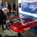 Πίσω στο Μίσιγκαν, ο Πρόεδρος Τραμπ Γιορτάζει την Αυτοκινητοβιομηχανία και την Οικονομική Αναζωογόνηση 30 Πίσω στο Μίσιγκαν, ο Πρόεδρος Τραμπ Γιορτάζει την Αυτοκινητοβιομηχανία και την Οικονομική Αναζωογόνηση