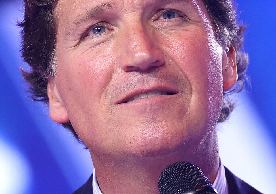 Τάκερ Κάρλσον στο Real Estate Future Forum στο Ριάντ: Μίλησε για Πίστη, Θεό και Προσευχή