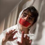 ΙΡΑΝ: Η ΥΠΟΚΡΙΣΙΑ ΤΟΥ ΚΟΣΜΟΥ ΜΠΡΟΣΤΑ ΣΕ ΜΙΑ ΣΦΑΓΗ 25 ΙΡΑΝ: Η ΥΠΟΚΡΙΣΙΑ ΤΟΥ ΚΟΣΜΟΥ ΜΠΡΟΣΤΑ ΣΕ ΜΙΑ ΣΦΑΓΗ Γνώμη Την ώρα που ολόκληρος ο κόσμος “συγκινείται” επιλεκτικά, στο Ιράν εκτυλίσσεται μια αληθινή ανθρώπινη τραγωδία. Χιλιάδες άνθρωποι βρίσκονται στους δρόμους, εκατοντάδες έχουν ήδη δολοφονηθεί και αμέτρητοι έχουν τραυματιστεί ή εξαφανιστεί. Κι όμως, η διεθνής κοινότητα παραμένει σχεδόν αδιάφορη. Αν τα ίδια γεγονότα συνέβαιναν στην Παλαιστίνη ή στην Ουκρανία, σήμερα θα βλέπαμε έναν καταιγισμό αντιδράσεων. Οι «ευαίσθητοι» των μέσων ενημέρωσης, οι επαγγελματίες ακτιβιστές και οι πολιτικά ορθοί θα είχαν ήδη βγει στους δρόμους, θα ζητούσαν κυρώσεις, θα απαιτούσαν ψηφίσματα, θα οργάνωναν εκστρατείες συμπαράστασης. Τώρα όμως; Σιωπή. Γιατί; Επειδή οι νεκροί του Ιράν δεν ταιριάζουν σε κανένα βολικό αφήγημα. 200 νεκροί ,και ο κόσμος κοιτάζει αλλού Μέσα σε λίγες μόνο ημέρες, τουλάχιστον 200 άνθρωποι έχουν χάσει τη ζωή τους από την κρατική βία. Χιλιάδες έχουν χτυπηθεί, φυλακιστεί, βασανιστεί. Οικογένειες θρηνούν, μητέρες ψάχνουν τα παιδιά τους, νέοι εξαφανίζονται στα κρατητήρια του καθεστώτος. Μαρτυρίες που καταφέρνουν να βγουν από τη χώρα μιλούν για εικόνες που παγώνουν το αίμα: • Νεαρός φοιτητής από την Τεχεράνη περιγράφει ότι «πυροβολούν στο ψαχνό, χωρίς προειδοποίηση». • Μητέρα δύο παιδιών δηλώνει: «Μας χτυπούν επειδή ζητάμε ψωμί και ελευθερία». • Ένας γιατρός από επαρχιακό νοσοκομείο αναφέρει ότι «οι τραυματίες φτάνουν κατά δεκάδες και μας απαγορεύουν να μιλήσουμε δημόσια». Και την ίδια στιγμή, το καθεστώς κλείνει το διαδίκτυο, κόβει τις επικοινωνίες, φιμώνει κάθε ανεξάρτητη φωνή. Θέλουν να σκοτώσουν , και να μην το μάθει κανείς. Μια χώρα που βυθίζεται στην απόλυτη εξαθλίωση Το Ιράν σήμερα δεν είναι απλώς μια χώρα σε κρίση. Είναι μια κοινωνία σε κατάρρευση. Άνθρωποι που δουλεύουν ολόκληρο μήνα για μισθούς που αντιστοιχούν σε 7 ευρώ τον μήνα. Οικογένειες που δεν μπορούν να αγοράσουν γάλα για τα παιδιά τους. Νέοι που δεν βλέπουν κανένα μέλλον. Και όταν η φτώχεια φτάνει σε τέτοια επίπεδα, ανθίζουν τα πιο σκοτεινά φαινόμενα: • Εμπορία ανθρώπων • Trafficking γυναικών και παιδιών • Παιδική εκμετάλλευση • Παράνομες αγορές οργάνων • Εγκληματικά δίκτυα που γίνονται ισχυρότερα από το ίδιο το κράτος Ένα ολόκληρο έθνος οδηγείται συνειδητά στη μιζέρια, για να διατηρηθεί στην εξουσία ένα αυταρχικό καθεστώς. Ένα νέο κομμουνιστικό μανιφέστο τύπου Κούβας, αλλά με θρησκευτικό μανδύα. Και ο κόσμος; Απλώς παρακολουθεί. Η επιλεκτική ευαισθησία της διεθνούς κοινότητας Πού είναι τώρα οι ανθρωπιστικές οργανώσεις; Πού είναι οι μεγάλες καμπάνιες αλληλεγγύης; Πού είναι οι κυρώσεις, τα ψηφίσματα, οι διεθνείς πιέσεις; Όταν οι νεκροί δεν εξυπηρετούν γεωπολιτικά σχέδια, γίνονται “παράπλευρες απώλειες”. Η υποκρισία περισσεύει: Στη μία γωνιά του κόσμου δισεκατομμύρια δολάρια βοήθειας. Στην άλλη, απόλυτη σιωπή. Αυτό δεν είναι δικαιοσύνη. Είναι πολιτικός κυνισμός. Η Ελλάδα οφείλει να προστατεύσει τους δικούς της Και μέσα σε αυτή την κόλαση, υπάρχει ένα ζήτημα που μας αφορά άμεσα. Υπάρχουν Έλληνες στο Ιράν. Άνθρωποι εργαζόμενοι, οικογένειες που ζουν μέσα σε μια εμπόλεμη ζώνη χωρίς καμία εγγύηση ασφάλειας. Η ελληνική κυβέρνηση έχει καθήκον να δράσει ΤΩΡΑ. Όπως έπρεπε να γίνει στη Βενεζουέλα. Όπως πρέπει να γίνεται σε κάθε γωνιά του κόσμου όπου ξεσπά πόλεμος ή κοινωνική αναταραχή. Να οργανωθούν άμεσα: • Σχέδια εκκένωσης • Προξενική προστασία • Ανθρωπιστικοί διάδρομοι • Συντονισμένες επιστροφές Ελλήνων πολιτών Δεν μπορούμε να περιμένουμε να κλείσουν τα σύνορα, να πέσει το διαδίκτυο, να χαθεί κάθε επικοινωνία. Η προστασία των Ελλήνων στο εξωτερικό δεν είναι “επιλογή πολιτικής”. Είναι εθνική υποχρέωση. Πριν να είναι αργά Τα δίκτυα ήδη πέφτουν. Οι εικόνες λιγοστεύουν. Οι φωνές φιμώνονται. Πρέπει να μιλήσουμε τώρα. Να φωνάξουμε για όσους δεν μπορούν να φωνάξουν. Να απαιτήσουμε δράση αντί για δηλώσεις. Να απαιτήσουμε από την παγκόσμια κοινότητα να σταματήσει να διαλέγει ποιοι νεκροί “μετράνε” και ποιοι όχι. Γιατί ο ανθρώπινος πόνος δεν έχει ιδεολογία. Και η ζωή ενός Ιρανού δεν αξίζει λιγότερο από τη ζωή οποιουδήποτε άλλου ανθρώπου. Στο Ιράν σήμερα πεθαίνουν άνθρωποι. Και η σιωπή μας είναι συνενοχή. Επιπλέον, αυτά είναι αξιόπιστα βίντεο που μπορείτε δειτε Videos από την ένταση και τα επεισόδια στον δρόμο στο Ιράν – Times Of India https://www.youtube.com/watch?v=Mtuc3w9XEqY https://www.youtube.com/watch?v=sRevVRMHA4c πηγη BBC News LiveNOW from FOX Με εκτίμηση, Ιωάννα Λαζάρου Εκδότρια – Greek News & Radio FL