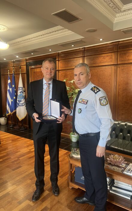 &Sigma;&upsilon;&nu;ά&nu;&tau;&eta;&sigma;&eta; &tau;&omicron;&upsilon; &Alpha;&rho;&chi;&eta;&gamma;&omicron;ύ &tau;&eta;&sigmaf; &Epsilon;&lambda;&lambda;&eta;&nu;&iota;&kappa;ή&sigmaf; &Alpha;&sigma;&tau;&upsilon;&nu;&omicron;&mu;ί&alpha;&sigmaf; &mu;&epsilon; &tau;&omicron;&nu; &Pi;&rho;έ&sigma;&beta;&eta; &tau;&eta;&sigmaf; &Epsilon;&lambda;&beta;&epsilon;&tau;ί&alpha;&sigmaf; &sigma;&tau;&eta;&nu; &Epsilon;&lambda;&lambda;ά&delta;&alpha;,&kappa;. Stefan Estermann