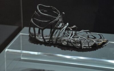 H Aγγλική λέξη Sock (κάλτσα ) προέρχεται  από  την  αρχαία Ελληνική  λέξη Σύκχος (υπόδημα)