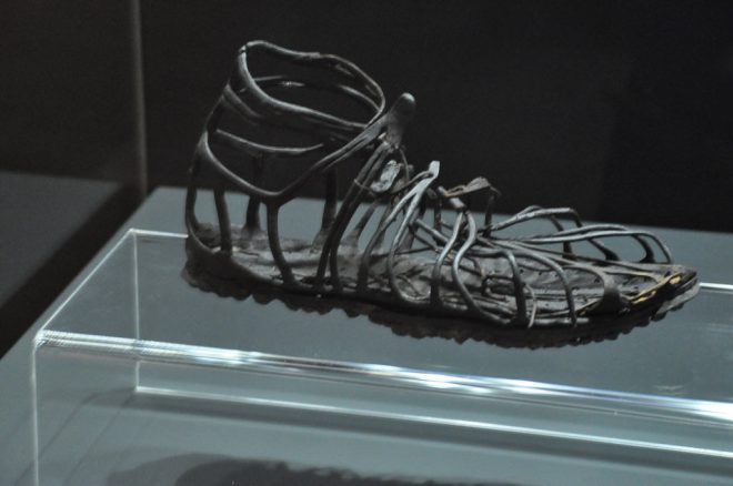 HAγγλική λέξη Sock (κάλτσα ) προέρχεται από την αρχαία Ελληνική λέξη Σύκχος (υπόδημα) HAγγλική λέξη Sock (κάλτσα ) προέρχεται από την αρχαία Ελληνική λέξη Σύκχος (υπόδημα)