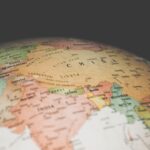 Η αποδόμηση ενός παγκόσμιου συστήματος