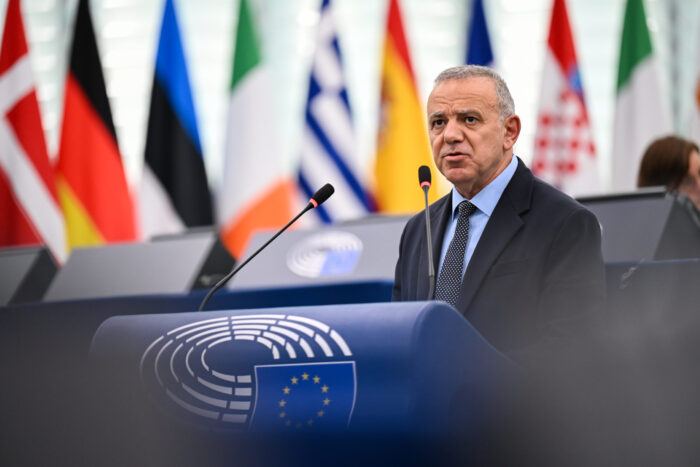 &Kappa;. &Mu;&alpha;&upsilon;&rho;ί&delta;&eta;&sigmaf;: &Delta;&epsilon;&nu; &nu;&omicron;&epsilon;ί&tau;&alpha;&iota; &epsilon;&nu;&iota;&alpha;ί&alpha; &alpha;&gamma;&omicron;&rho;ά &sigma;&tau;&eta;&nu; &Epsilon;&Epsilon; &chi;&omega;&rho;ί&sigmaf; &sigma;&tau;έ&gamma;&alpha;&sigma;&eta;