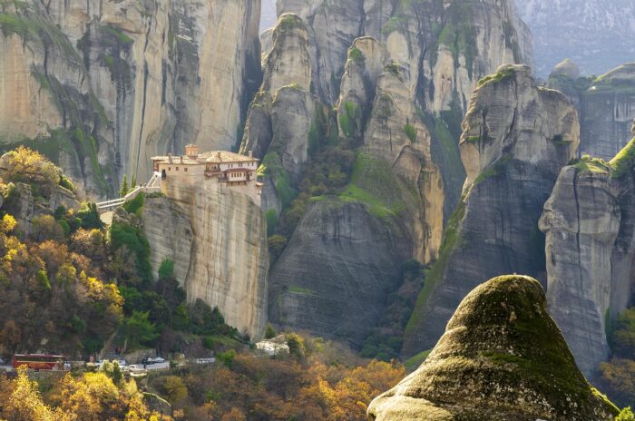 &Alpha;&pi;ό &tau;&omicron; &Sigma;&tau;&rho;&alpha;&sigma;&beta;&omicron;ύ&rho;&gamma;&omicron; &sigma;&tau;&omicron; Ά&gamma;&iota;&omicron;&nu; Ό&rho;&omicron;&sigmaf;: &Eta; &Omicron;&rho;&theta;&omicron;&delta;&omicron;&xi;ί&alpha; &alpha;&pi;έ&nu;&alpha;&nu;&tau;&iota; &sigma;&tau;&iota;&sigmaf; &pi;&rho;&omicron;&kappa;&lambda;ή&sigma;&epsilon;&iota;&sigmaf; &tau;&eta;&sigmaf; &epsilon;&pi;&omicron;&chi;ή&sigmaf;