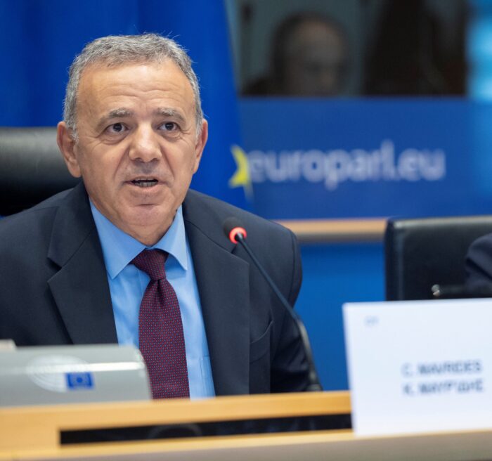 &Kappa;. &Mu;&alpha;&upsilon;&rho;ί&delta;&eta;&sigmaf; &gamma;&iota;&alpha; &Epsilon;&upsilon;&rho;&omega;ά&mu;&upsilon;&nu;&alpha;: &Delta;&iota;&alpha;&chi;&omega;&rho;&iota;&sigma;&tau;&iota;&kappa;ή &gamma;&rho;&alpha;&mu;&mu;ή &alpha;&pi;έ&nu;&alpha;&nu;&tau;&iota; &sigma;&tau;&eta;&nu; &nu;&epsilon;&omicron;-&omicron;&theta;&omega;&mu;&alpha;&nu;&iota;&kappa;ή &laquo;&Gamma;&alpha;&lambda;ά&zeta;&iota;&alpha; &Phi;&alpha;&nu;&tau;&alpha;&sigma;ί&omega;&sigma;&eta;&raquo;
