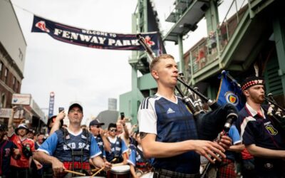 Η “Tartan Army” πλημμύρισε τη Βοστώνη: Όταν η Σκωτία έφερε τις γκάιντες, τα κιλτ και την ψυχή της στο Fenway Park