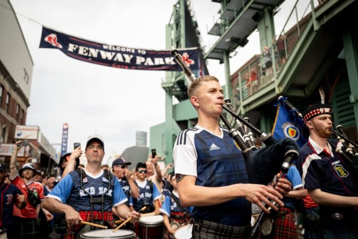 Η “Tartan Army” πλημμύρισε τη Βοστώνη: Όταν η Σκωτία έφερε τις γκάιντες,τα κιλτ και την ψυχή της στο Fenway Park Η “Tartan Army” πλημμύρισε τη Βοστώνη: Όταν η Σκωτία έφερε τις γκάιντες,τα κιλτ και την ψυχή της στο Fenway Park