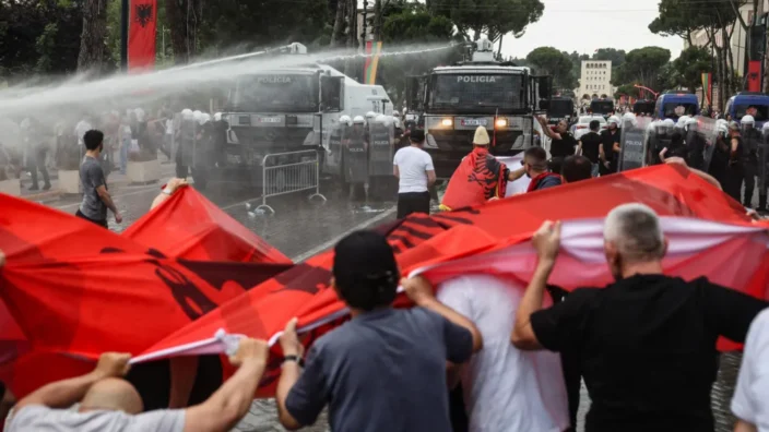 Η “εξέγερση των φλαμίνγκο” κλονίζει το καθεστώς Ράμα – Βλέπει ελληνικό δάκτυλο στις κινητοποιήσεις!