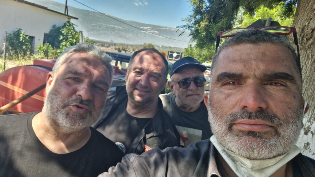 Στο πύρινο μέτωπο και εθελοντές από Δήμο Διστόμου Αράχωβας Αντίκυρας. Με την μάνικα ο Δήμαρχος Σταθάς 1 1010