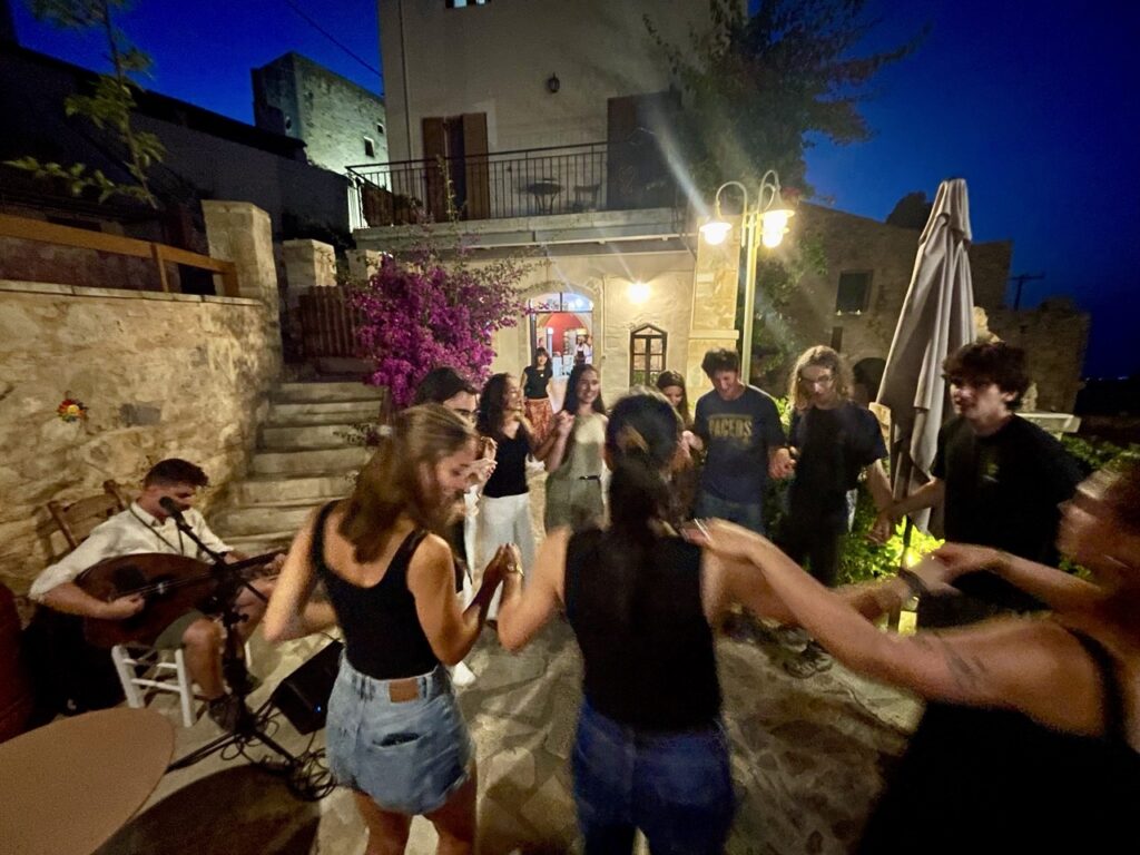 Το Πανεπιστήμιο Κρήτης ολοκλήρωσε με επιτυχία το 3ο Διεθνές Θερινό Σχολείο “Crete Past and Present” 5 dinner 1 1024x768 1
