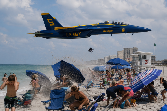 Blue Angels: Η επικίνδυνα χαμηλή πτήση πάνω από παραλία της Φλόριντα Blue Angels: Η επικίνδυνα χαμηλή πτήση πάνω από παραλία της Φλόριντα