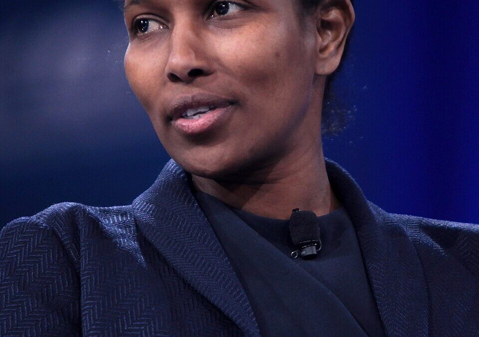 Ayaan Hirsi Ali: Από τον φόβο και τη σιωπή σε μια ζωή δημόσιας μάχης