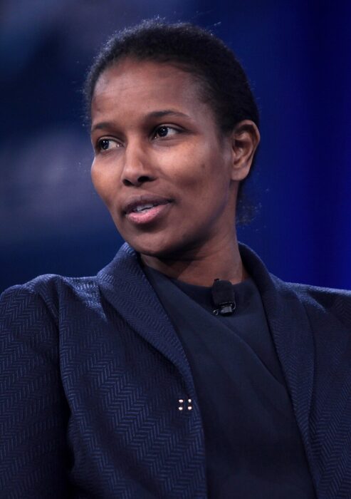 Ayaan Hirsi Ali: Από τον φόβο και τη σιωπή σε μια ζωή δημόσιας μάχης Ayaan Hirsi Ali: Από τον φόβο και τη σιωπή σε μια ζωή δημόσιας μάχης