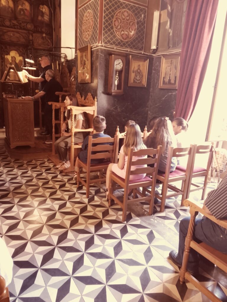 Μια ξεχωριστή και γεμάτη συγκίνηση θεία λειτουργία τελέστηκε σήμερα στον Ιερό Ναό του Αγίου Νικολάου στο Δίστομο, για τη μεγάλη εορτή της Υψώσεως του Τιμίου Σταυρού 1 5399 1