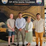 Η Κύπρος είναι το εξοχικό μας» – Σουηδικό ζευγάρι βραβεύτηκε στην Αγία Νάπα μετά από 27 επισκέψεις