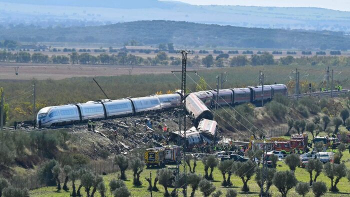 ΙΣΠΑΝΙΑ: ΔΕΥΤΕΡΗ ΣΙΔΗΡΟΔΡΟΜΙΚΗ ΤΡΑΓΩΔΙΑ ΜΕΣΑ ΣΕ ΕΝΝΕΑ ΜΗΝΕΣ – ΤΟΥΛΑΧΙΣΤΟΝ 68 ΝΕΚΡΟΙ ΑΠΟ ΣΥΓΚΡΟΥΣΗ ΤΡΕΝΩΝ ΙΣΠΑΝΙΑ: ΔΕΥΤΕΡΗ ΣΙΔΗΡΟΔΡΟΜΙΚΗ ΤΡΑΓΩΔΙΑ ΜΕΣΑ ΣΕ ΕΝΝΕΑ ΜΗΝΕΣ – ΤΟΥΛΑΧΙΣΤΟΝ 68 ΝΕΚΡΟΙ ΑΠΟ ΣΥΓΚΡΟΥΣΗ ΤΡΕΝΩΝ