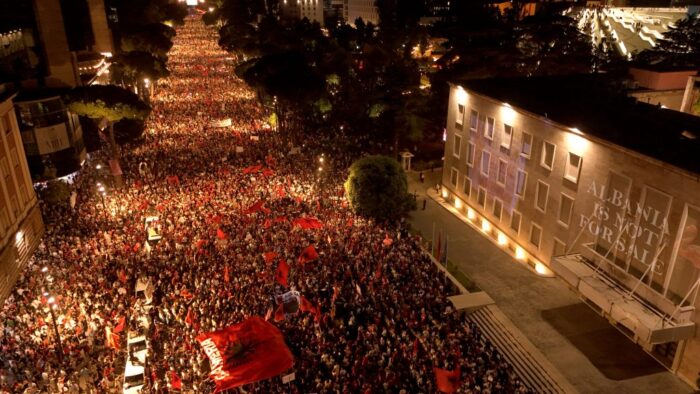 Η ΠΕΤΡΑ ΚΥΛΗΣΕ – Η ΕΥΡΩΠΗ ΤΡΙΖΕΙ ΣΥΘΕΜΕΛΑ: ΑΠΟ ΤΗ ΓΑΛΛΙΑ ΚΑΙ ΤΗΝ ΙΣΠΑΝΙΑ ΣΤΗΝ ΑΛΒΑΝΙΑ – ΕΠΟΜΕΝΟΣ ΣΤΑΘΜΟΣ Η ΕΛΛΑΔΑ;