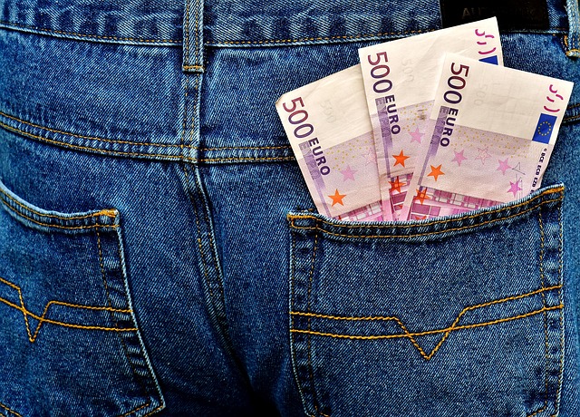 &Omicron; &gamma;&epsilon;&omega;&pi;&omicron;&lambda;&iota;&tau;&iota;&kappa;ό&sigmaf; &pi;&lambda;&eta;&theta;&omega;&rho;&iota;&sigma;&mu;ό&sigmaf; &kappa;&alpha;&iota; &tau;&omicron; &kappa;ό&sigma;&tau;&omicron;&sigmaf; &gamma;&iota;&alpha; &tau;&eta;&nu; &Epsilon;&lambda;&lambda;ά&delta;&alpha; &kappa;&alpha;&iota; &tau;&eta;&nu; &Epsilon;&upsilon;&rho;ώ&pi;&eta;