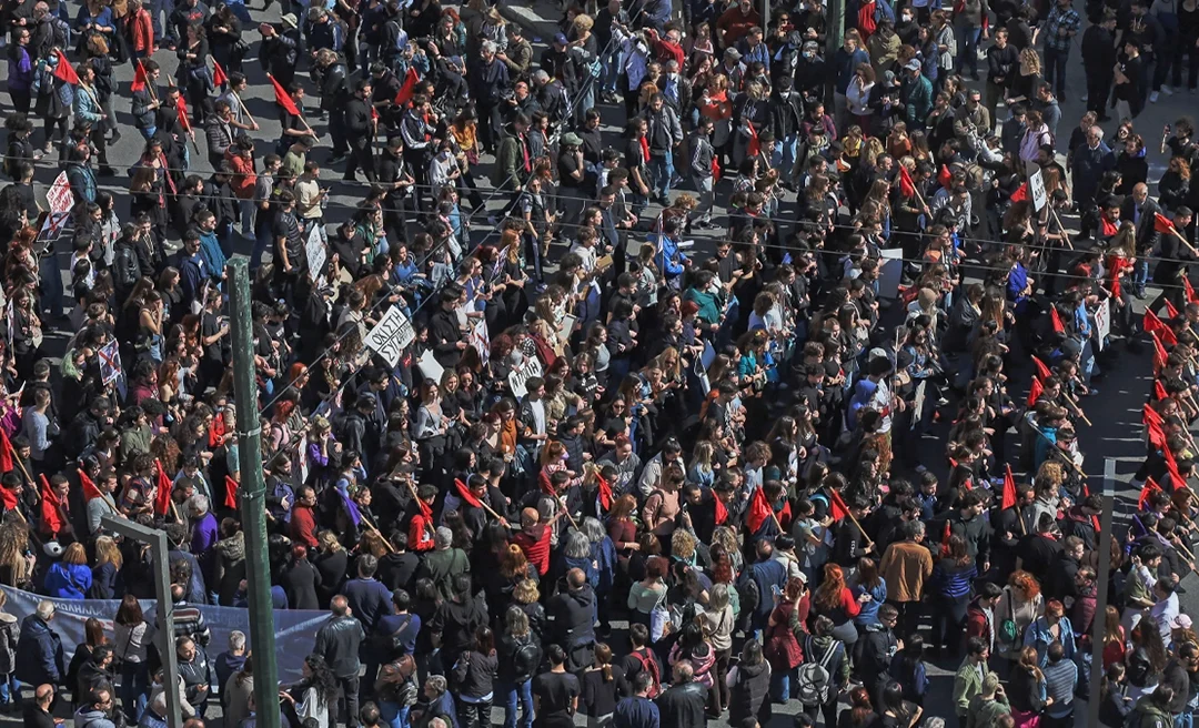 Συλλαλητήρια στις πόλεις της Ελλάδας: Η παιδεία στα χαρακώματα. Η σκάλα του μετρό και το μέλλον που δεν χωράει στο νοίκι