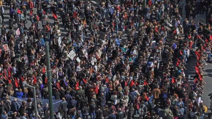 Συλλαλητήρια στις πόλεις της Ελλάδας: Η παιδεία στα χαρακώματα. Η σκάλα του μετρό και το μέλλον που δεν χωράει στο νοίκι Συλλαλητήρια στις πόλεις της Ελλάδας: Η παιδεία στα χαρακώματα. Η σκάλα του μετρό και το μέλλον που δεν χωράει στο νοίκι
